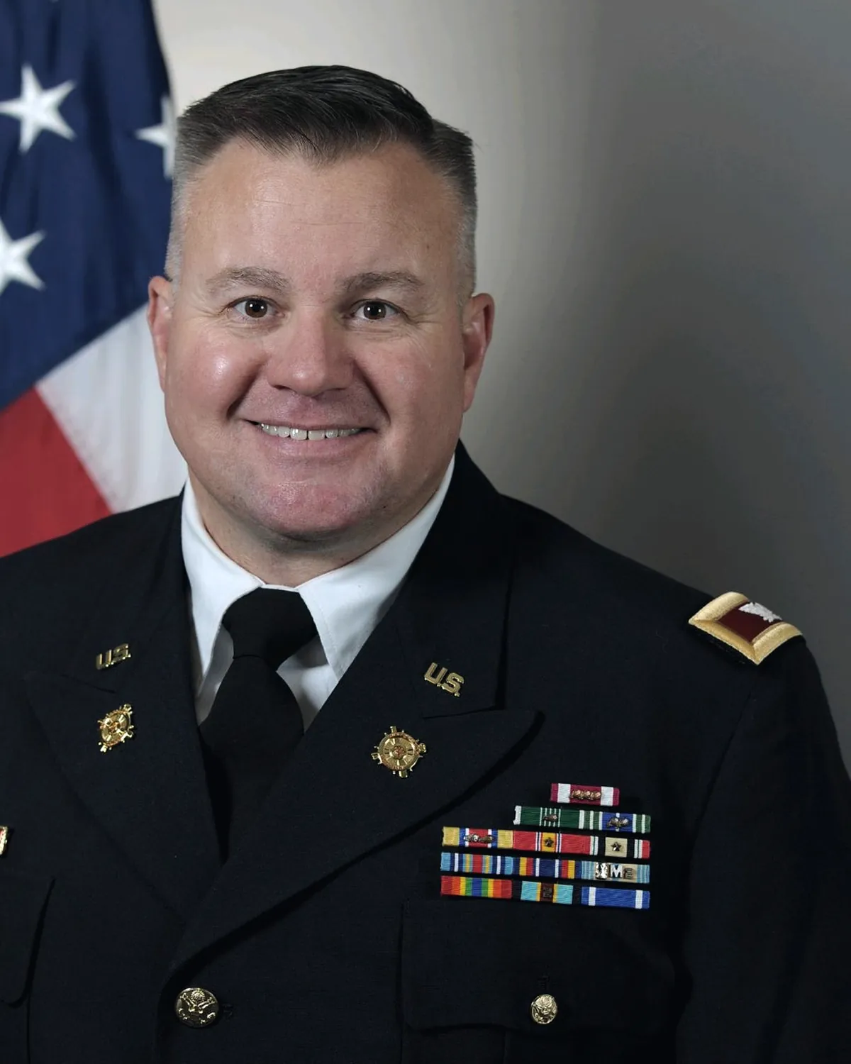 Official U.S. Army portrait of Colonel Mark E. Braswell in dress uniform in front of the American flag